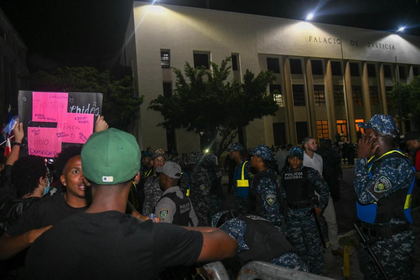 Manifestantes hacen presencia en las afueras del Palacio de Justicia de Ciudad Nueva por caso Senasa.