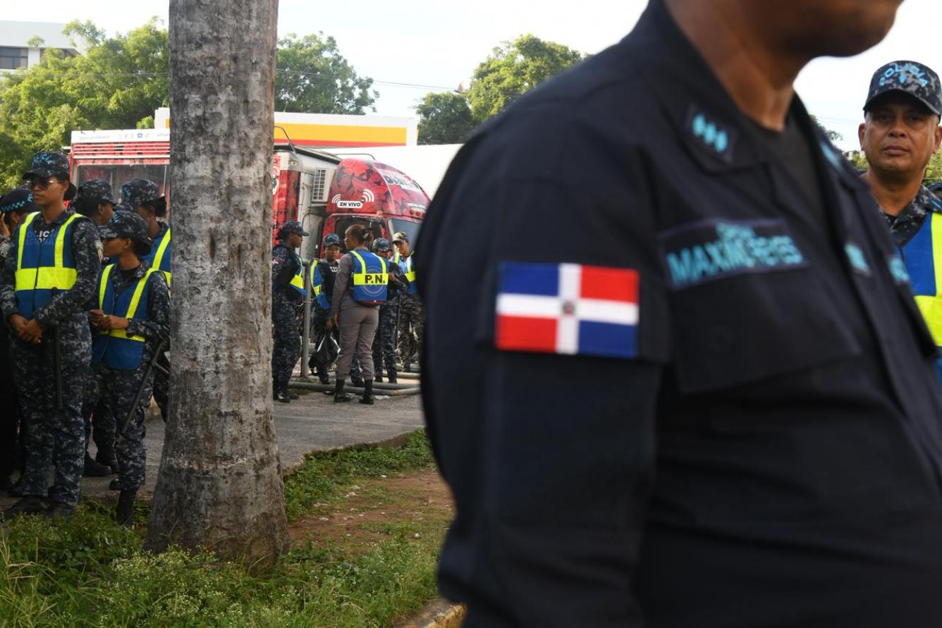 Miembros de la Policía Nacional en la protesta por caso Senasa.