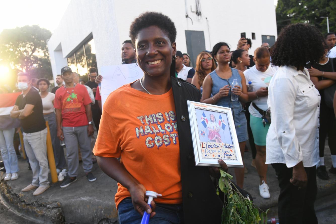 Mujer sostiene una fotografía de una niña en protesta del caso Senasa.