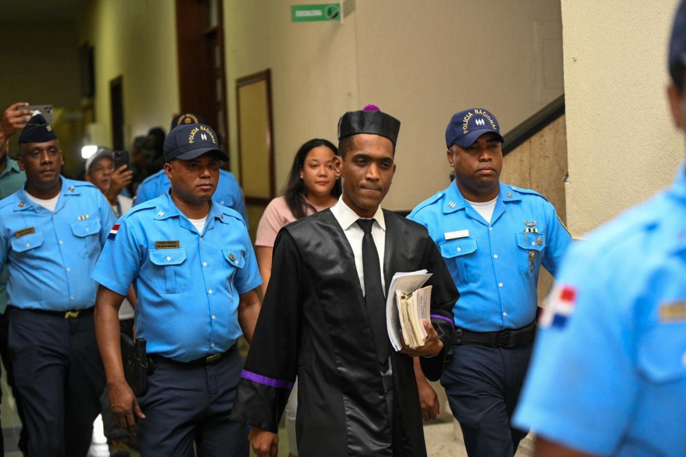 Rigoberto Sena, juez del caso Senasa, camina hacia la sala de audiencias.