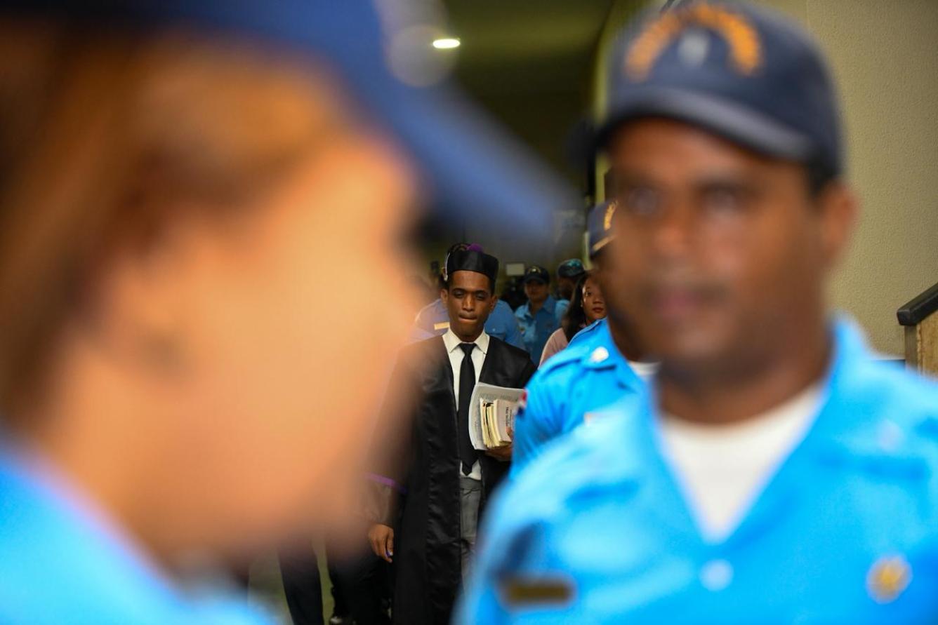 Policías del Palacio de Justicia de Ciudad Nueva, en el fondo se observa al juez Rigoberto Sena. Foto: Jorge Martínez.