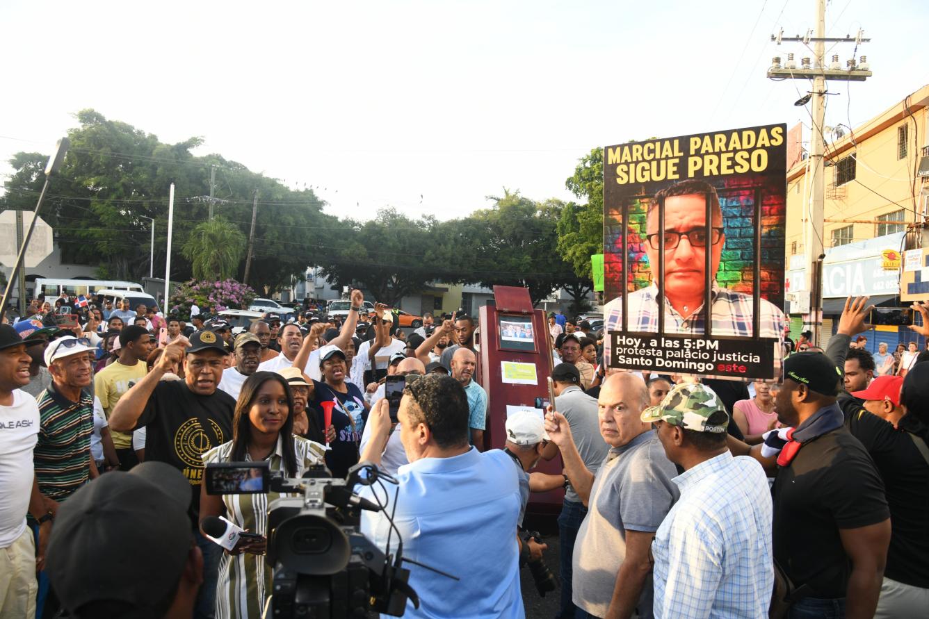 Protestantes hacen presencia en las afueras del Palacio de Justicia por caso Senasa.