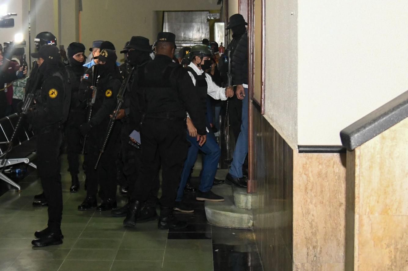 Imputado en caso Senasa mientras llega a la sala de audiencias. Foto: Jorge Martínez.