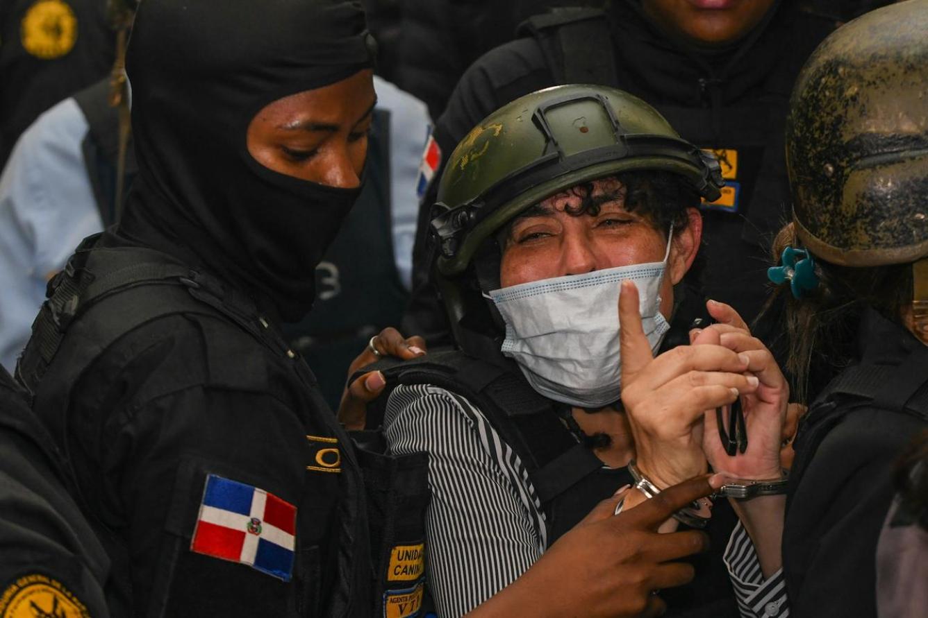 La imputada Ada Ledesma Ubiera sale de la sala de audiencia llorando tras el fallo del juez junto al resto de implicados en el caso Senasa. Foto: Jorge Martínez.