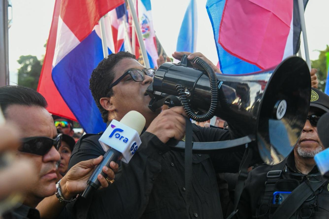 Angelo Vásquez lidera al grupo Antigua Orden Dominicana en la protesta por caso Senasa.