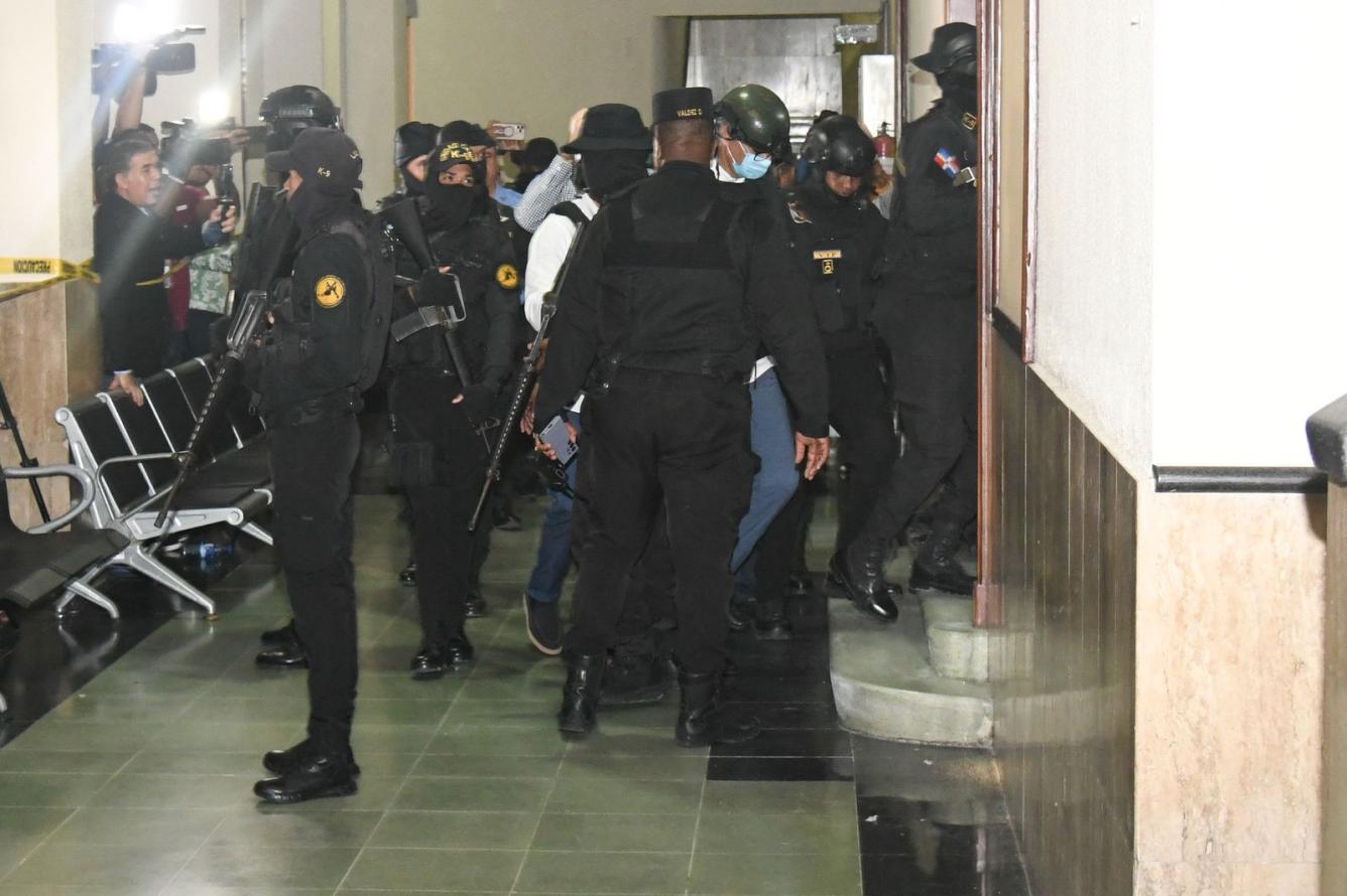 Agentes de la Unidad de Alto Riesgo (UTAR) mientras trasladan a imputados del caso Senasa. Foto: Jorge Martínez.