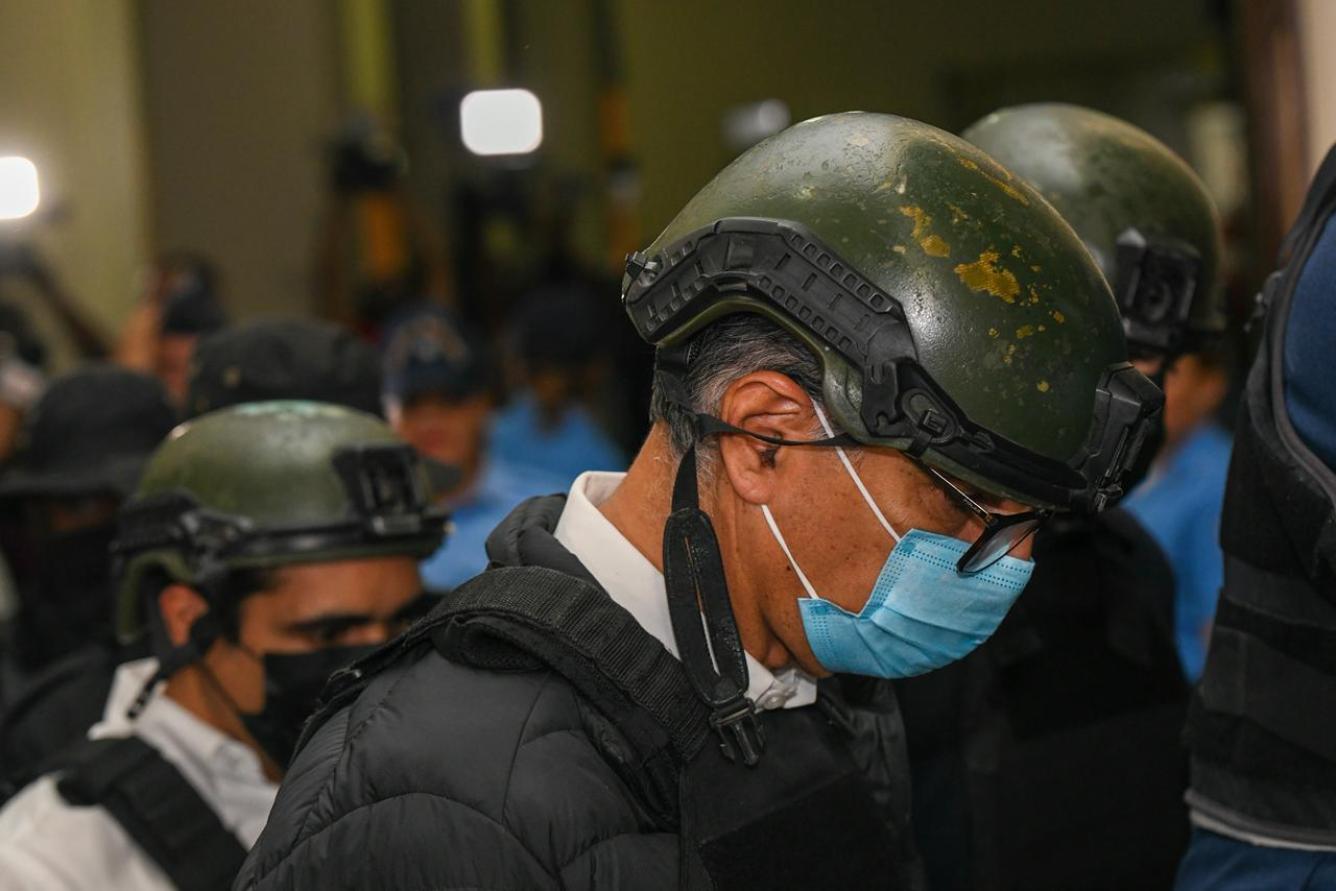 Santiago Hazim, exdirector ejecutivo de Senasa, sale cabizbajo de la sala de audiencias tras recibir 18 meses de prisión preventiva. Foto: Jorge Martínez.
