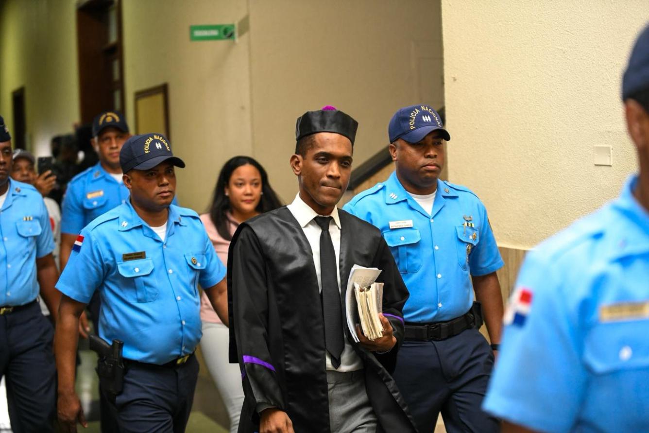 Rigoberto Sena, juez del caso Senasa, mientras camina a la sala de audiencias. Foto: Jorge Martínez.