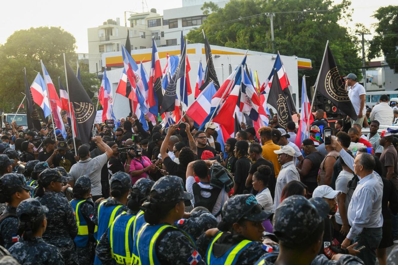 Protesta de ciudadanos y miembros de la Antigua Orden Dominicana en las afueras del Palacio de Justicia de Ciudad Nueva por caso Senasa .