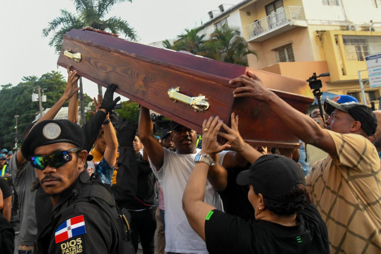 Protestantes sostienen ataud con una fotografia de Santiago Hazim y Luis Abinader por caso Senasa.