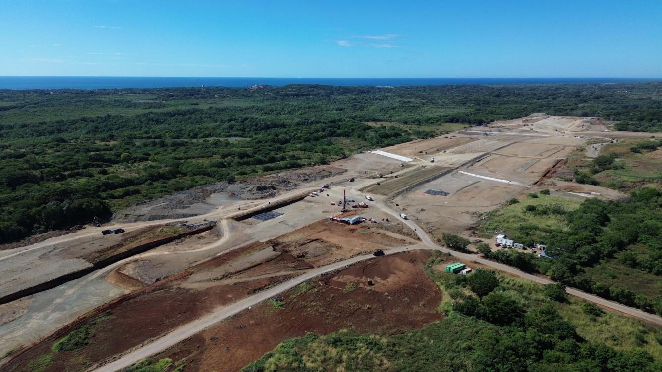 Los trabajos de terracería del Aeropuerto del Pacífico alcanzan un 50 % de avance, según informó el presidente de CEPA, Federico Anliker, en septiembre de 2025. La obra se construye en el caserío El Condadillo, en La Unión, y comenzó en febrero de 2025. El proyecto contempla tres fases de ejecución y la aprobación legal para su construcción por parte de la Asamblea Legislativa se dio el 27 de abril de 2022.
FOTO, LA PRENSA GRÁFICA / LUIS MARTINEZ