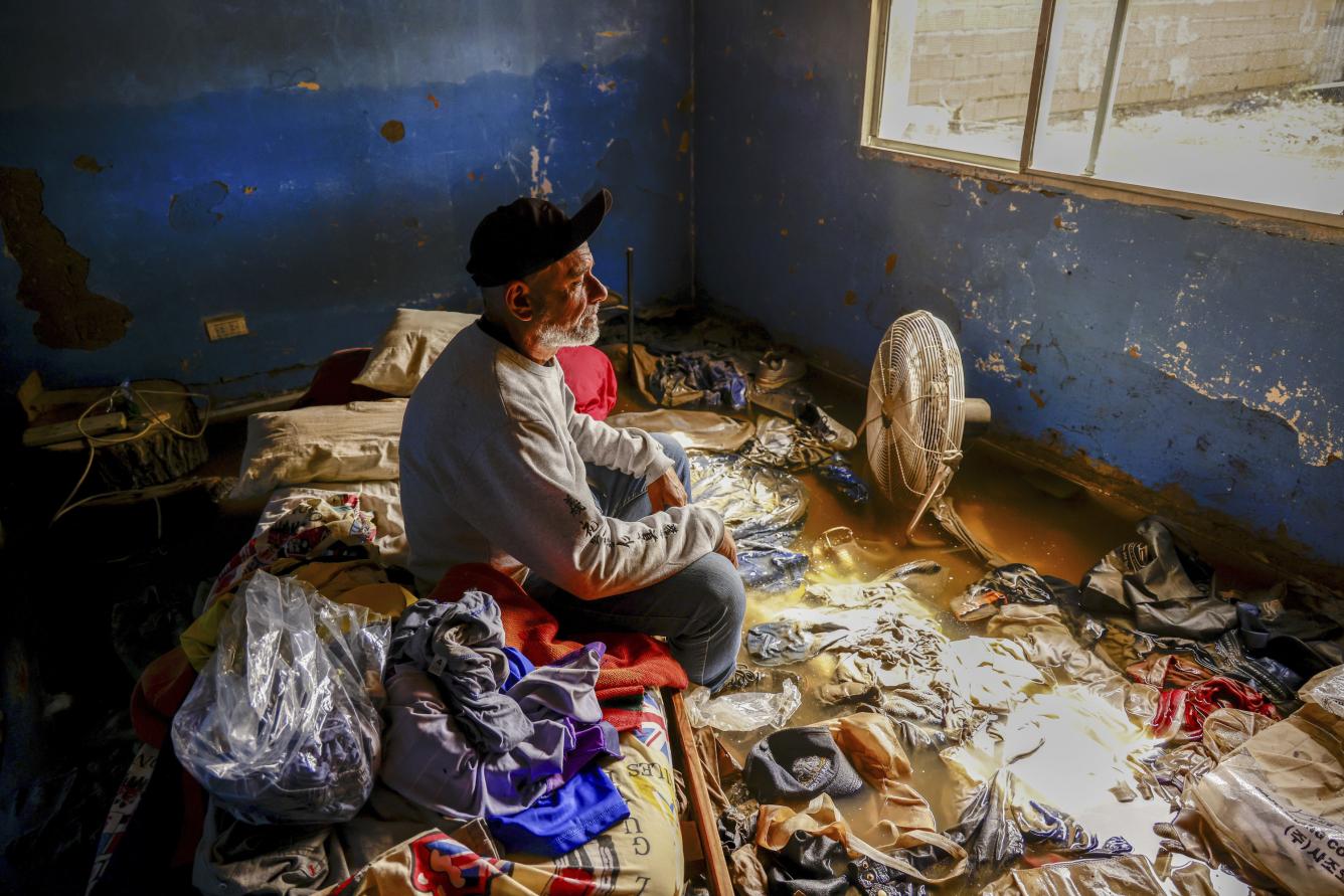 Inundación sin precedentes en Bahia Blanca Argentina. En el barrio Ingeniero White. Gabriel Loffredo perdió todo, en su habitación mira toda su ropa flotando, desconsolado, los restos de humedad, el barro y los muebles destrozados muestran el 1,40 m aproximado al que habría llegado, en algunas casas, el agua.