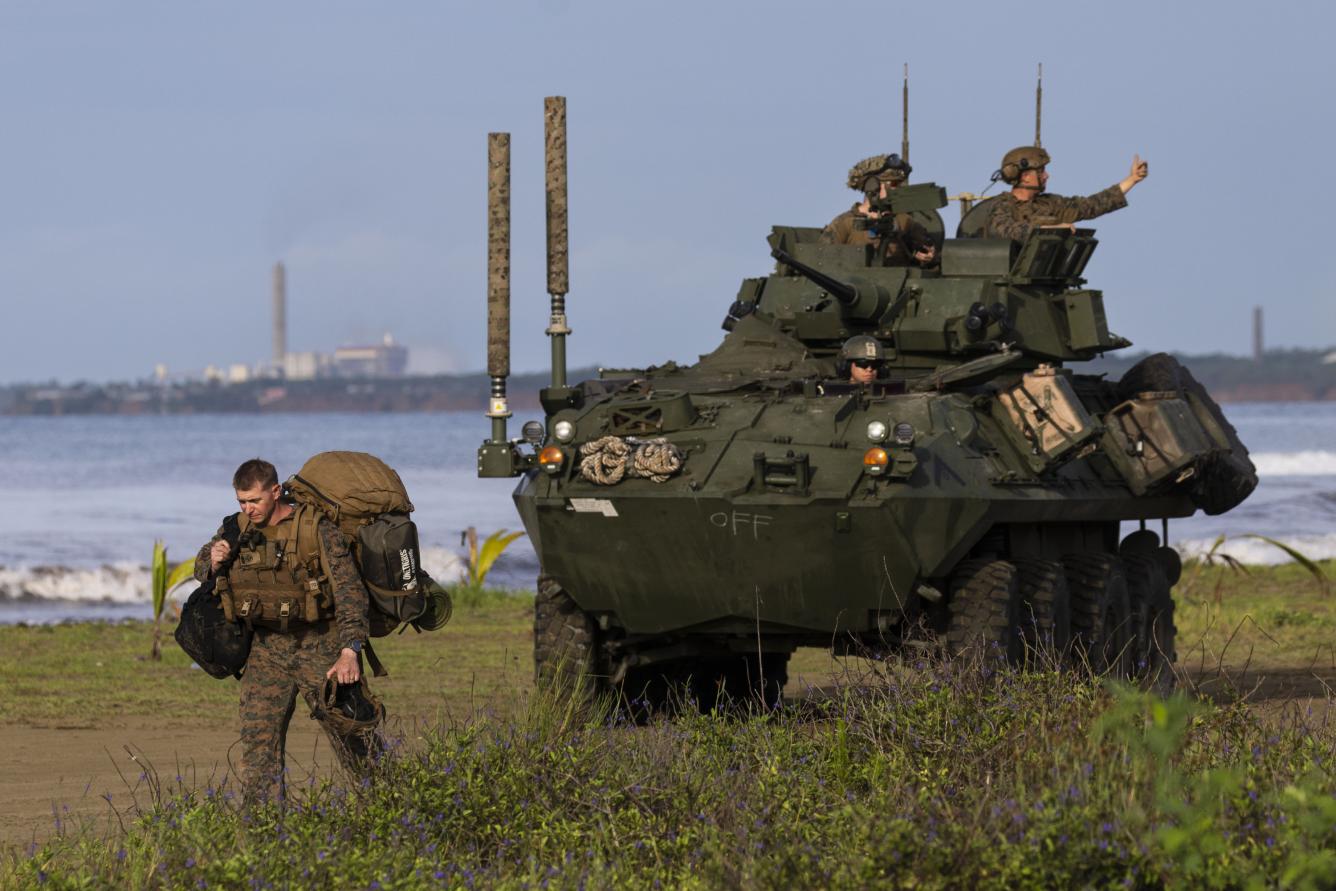 Integrantes de la 22ª Unidad Expedicionaria de Infantería de la Marina de Estados Unidos realizan maniobras en la playa El Faro, en Arroyo, el 25 de septiembre de 2025, como parte de ejercicios militares en la costa sureste de Puerto Rico. Estas prácticas se desarrollan en un contexto de aumento de la presencia militar estadounidense en el Caribe ante el conflicto con Venezuela. En un comunicado, la unidad indicó que “el terreno desafiante y el clima tropical de Puerto Rico proporcionan un entorno ideal para entrenamientos anfibios realistas y para perfeccionar habilidades especializadas como patrullaje, reconocimiento y supervivencia”. La imagen fue seleccionada por su fuerza visual y su valor documental.
Fotoperiodista: Xavier J. Araújo/El Nuevo Día/GDA