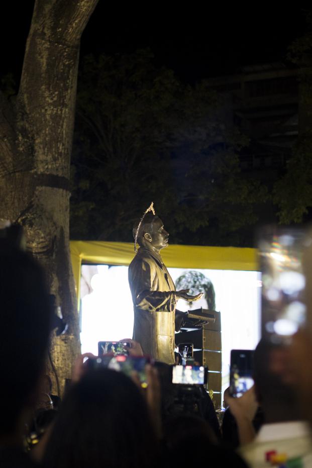 Caracas acompañó con fe el día en que el Vaticano proclamó santo a José Gregorio Hernández. Desde tempranas horas, fieles se congregaron en vigilia para honrar al médico venezolano cuya devoción popular ha atravesado generaciones. La imagen, ya con la aureola de santo, simbolizó el reconocimiento oficial a una fe que el pueblo sostuvo durante décadas. Velas encendidas, oraciones y silencio marcaron una jornada histórica en la que la devoción se expresó en las calles como parte de la identidad colectiva venezolana.