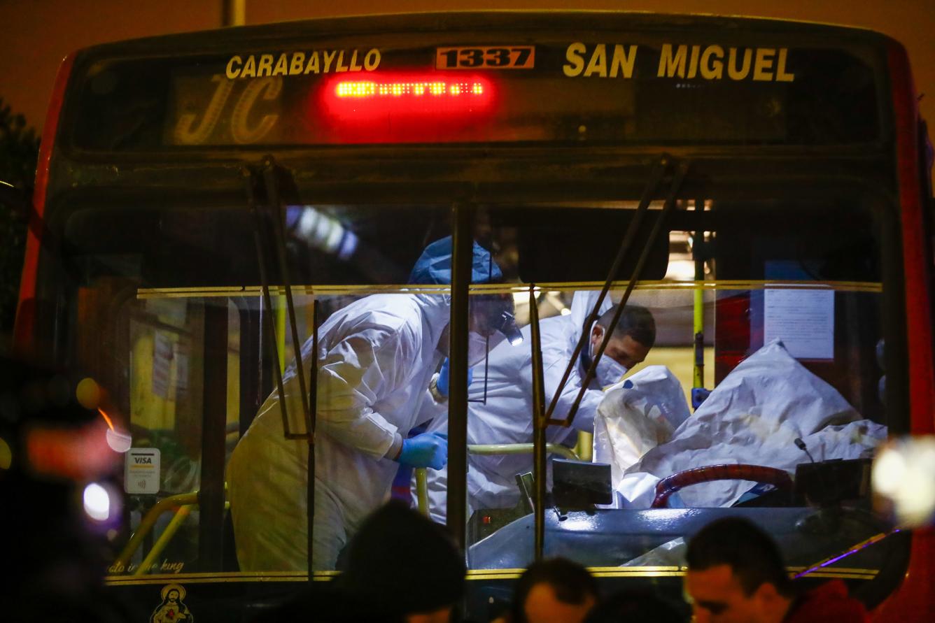 El aumento de la criminalidad en Perú golpea con especial fuerza a los choferes del transporte público que sufren extorsiones y se arriesgan a ser víctimas de sicarios, cada vez con mayor frecuencia. La fotografía, el peritaje de un asesinato ocurrido en el distrito de Los Olivos en Lima, resume la violencia diaria que sufren los conductores.
El aumento de la criminalidad en Perú golpea con especial fuerza a los choferes del transporte público que sufren extorsiones y se arriesgan a ser víctimas de sicarios, cada vez con mayor frecuencia. La fotografía, el peritaje de un asesinato ocurrido en el distrito de Los Olivos en Lima, resume la violencia diaria que sufren los conductores.
El aumento de la criminalidad en Perú golpea con especial fuerza a los choferes del transporte público que sufren extorsiones y se arriesgan a ser víctimas de sicarios, cada vez con mayor frecuencia. La fotografía, el peritaje de un asesinato ocurrido en el distrito de Los Olivos en Lima, resume la violencia diaria que sufren los conductores.