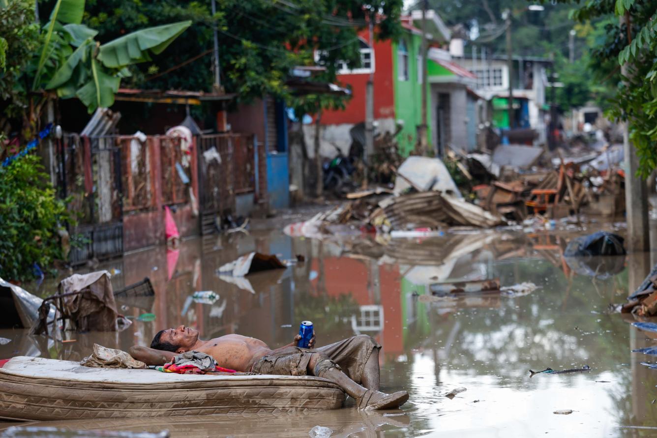 Alamo, Veracruz. 14 de octubre de 2025. Cientos de familias de las colonias Emiliano Zapata y Barrio de las Flores continúan afectados por las inundaciones del pasado fin de semana. La mayoría de la gente saca las cosas que quedaron inservibles de sus casas que quedaron llenas de lodo.  FOTO: DIEGO SIMÓN SÁNCHEZ  / EL UNIVERSAL
