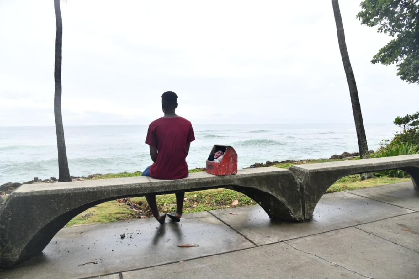 Jefri Jhosep mirando un punto fijo al mar. una mirada que cargada de preguntas y silecios que tal vez este nuevo año no se la responderá