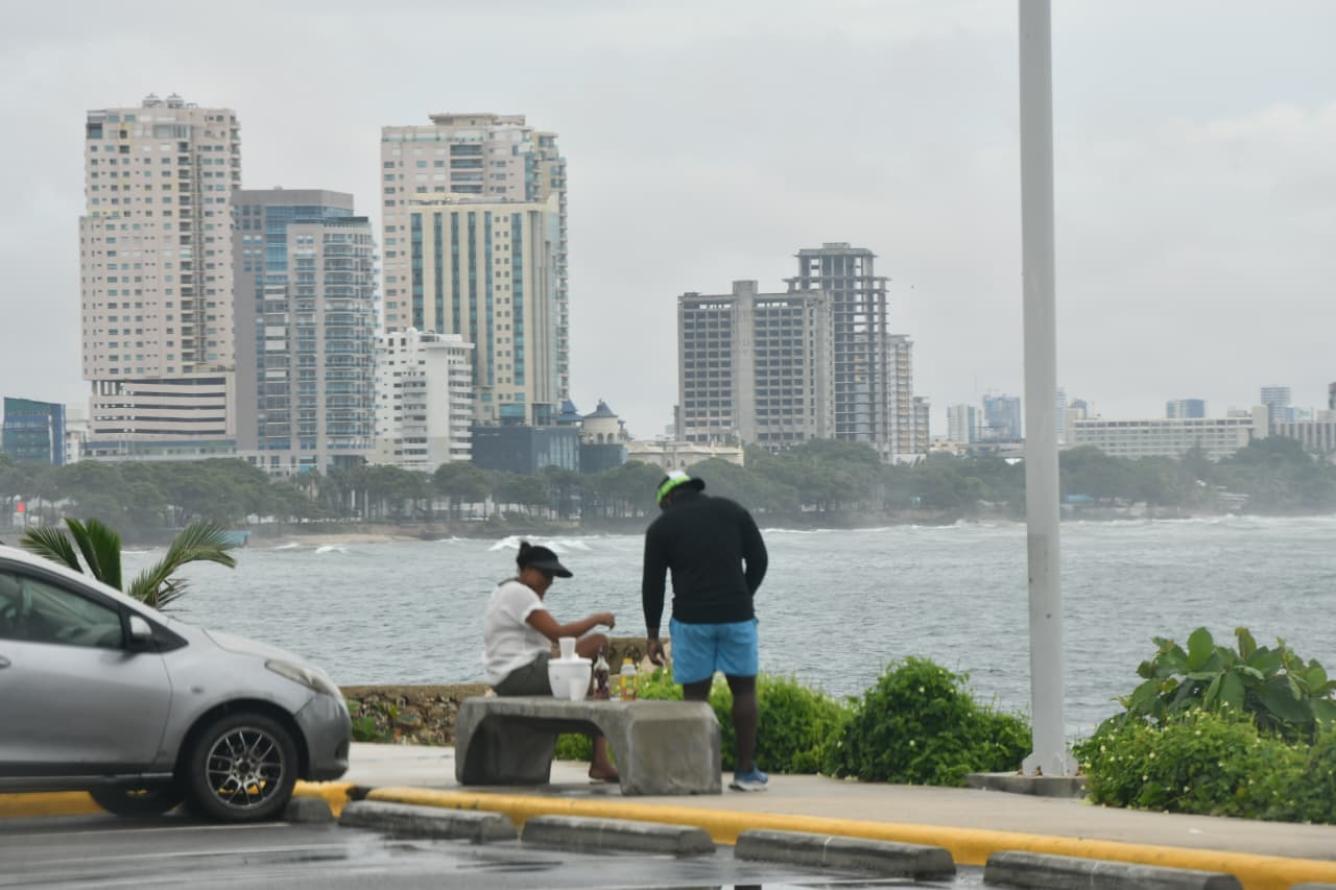 Una pareja que se encontraban tomando alcohól en el Malecón de Santo Domingo