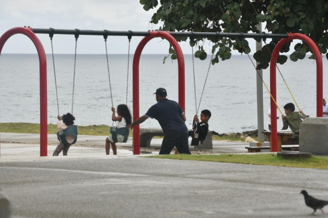 Un padre mientras disfrutaba la tranquilidad del año nuevo en el Malecon y compartía un momento memorable junto a sus hijos  y sobrinos