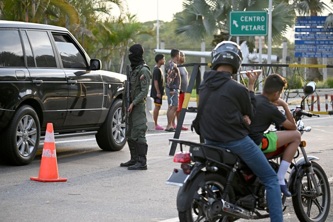 Un miembro de la Guardia Nacional vigila la entrada de Fuerte Tiuna, el mayor complejo militar de Venezuela, en Caracas, el 3 de enero de 2026, después de que fuerzas estadounidenses capturaran al líder venezolano Nicolás Maduro tras lanzar un ataque a gran escala contra el país sudamericano.