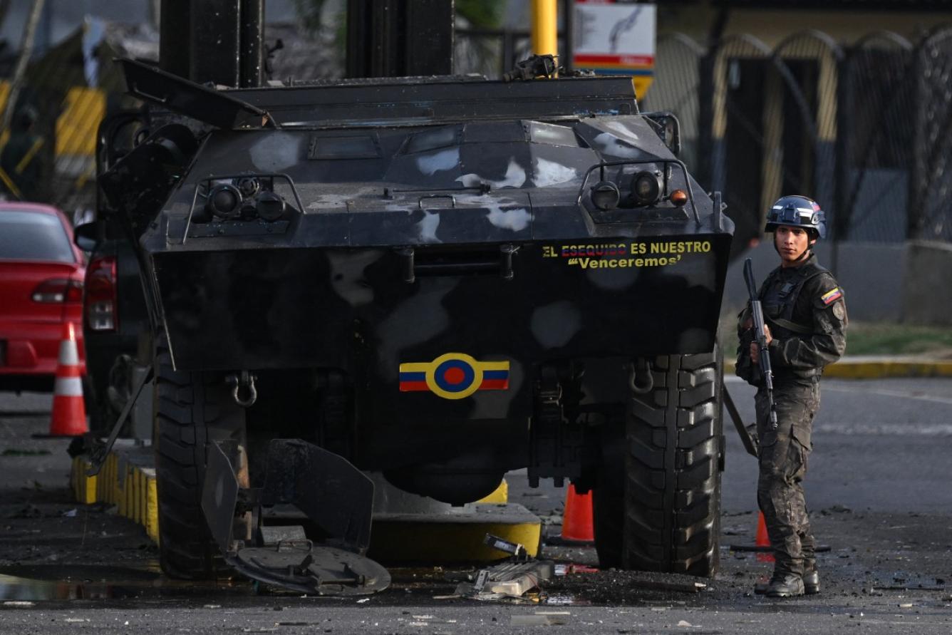 Un miembro de la Guardia Nacional vigila la entrada de Fuerte Tiuna, el mayor complejo militar de Venezuela, en Caracas, el 3 de enero de 2026, después de que fuerzas estadounidenses capturaran al líder venezolano Nicolás Maduro tras lanzar un ataque a gran escala contra el país sudamericano.