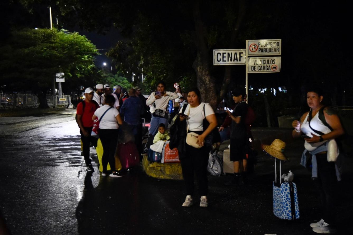 Venezolanos que salen de su país se reúnen antes de cruzar la frontera en Cúcuta, Colombia, el 3 de enero de 2026, después de que las fuerzas estadounidenses capturaran al líder venezolano Nicolás Maduro tras lanzar un ataque a gran escala contra el país sudamericano.