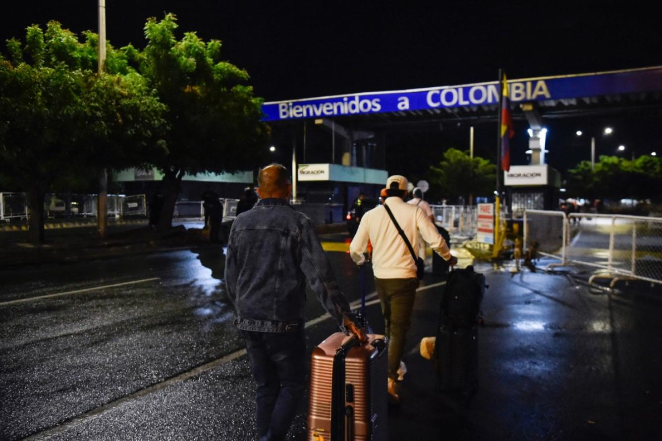 Venezolanos que salen de su país se reúnen antes de cruzar la frontera en Cúcuta, Colombia, el 3 de enero de 2026, después de que las fuerzas estadounidenses capturaran al líder venezolano Nicolás Maduro tras lanzar un ataque a gran escala contra el país sudamericano.