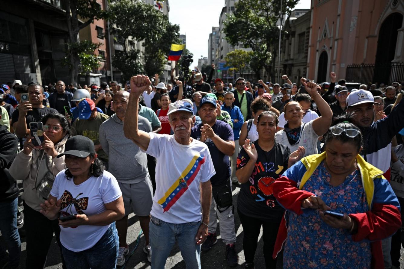 Partidarios del presidente venezolano, Nicolás Maduro, se congregan en las calles de Caracas el 3 de enero de 2026, tras su captura por las fuerzas estadounidenses.