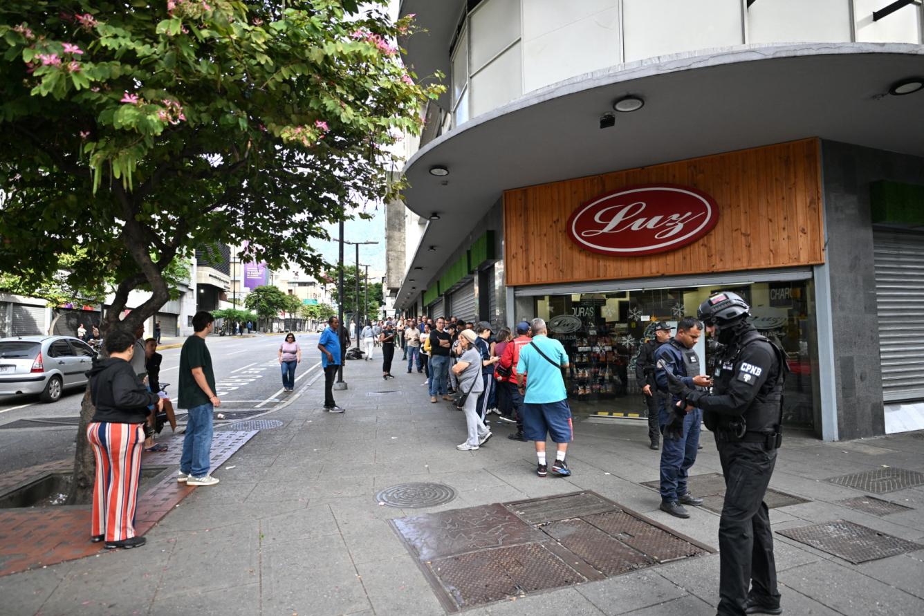La gente hace fila frente a un supermercado en Caracas el 3 de enero de 2026, después de que las fuerzas estadounidenses capturaran al líder venezolano Nicolás Maduro.