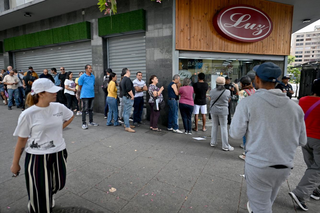 La gente hace fila frente a un supermercado en Caracas el 3 de enero de 2026, después de que las fuerzas estadounidenses capturaran al líder venezolano Nicolás Maduro.