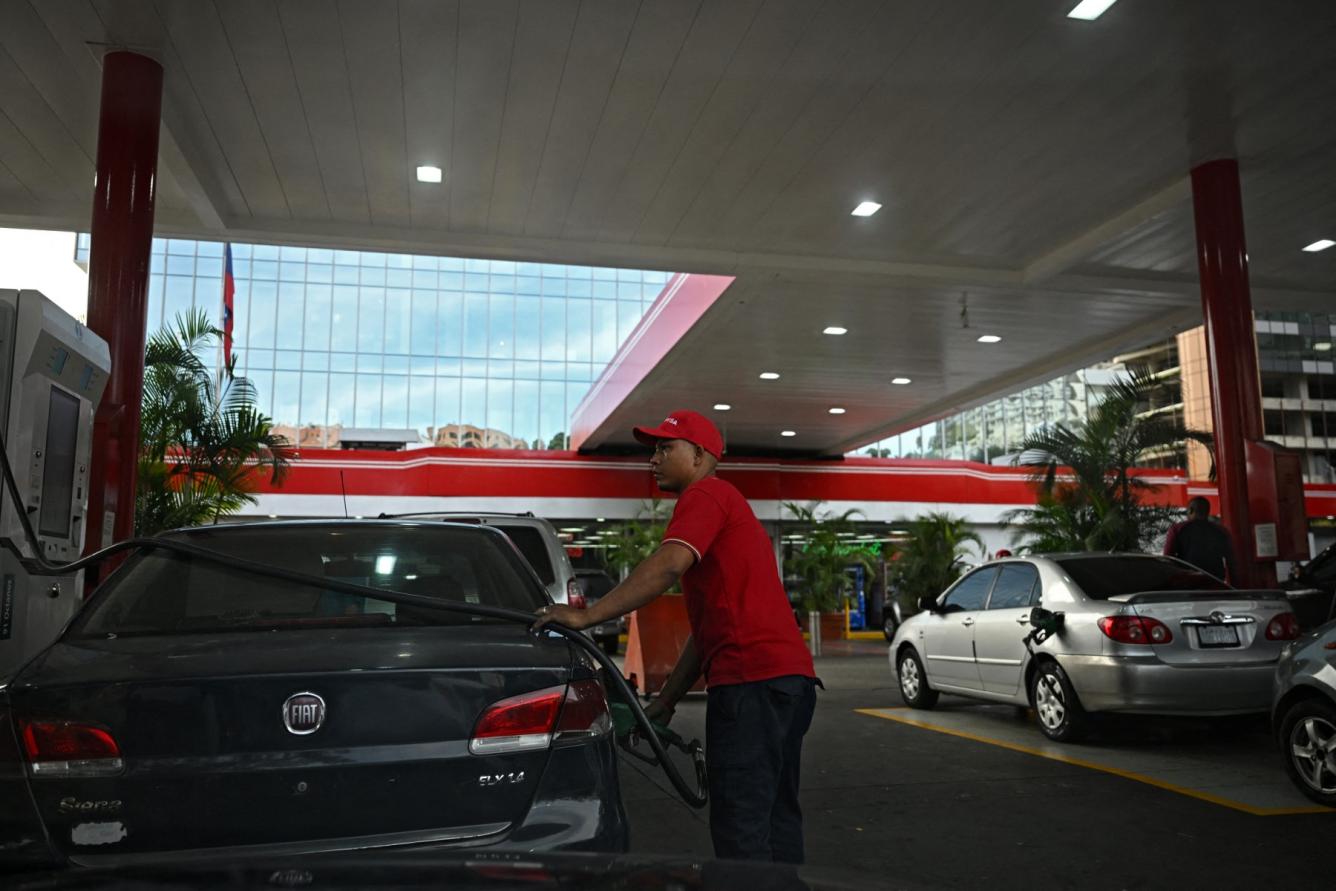 Un trabajador pone gasolina a un automóvil en una gasolinera en Caracas el 3 de enero de 2026.