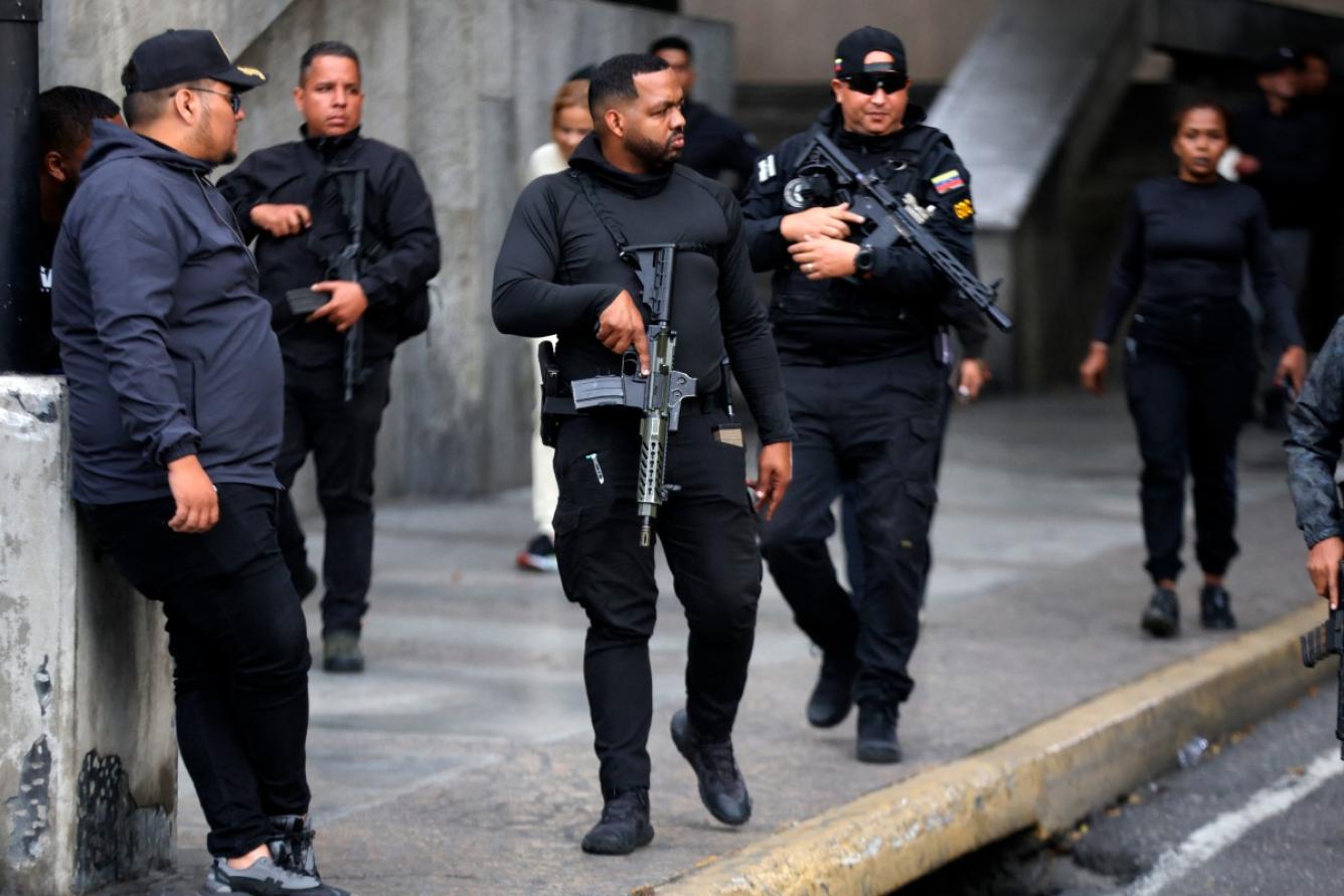 Partidarios armados del presidente venezolano, Nicolás Maduro, se reúnen cerca del palacio presidencial de Miraflores en Caracas el 3 de enero de 2026, tras la captura de Maduro por parte de las fuerzas estadounidenses.