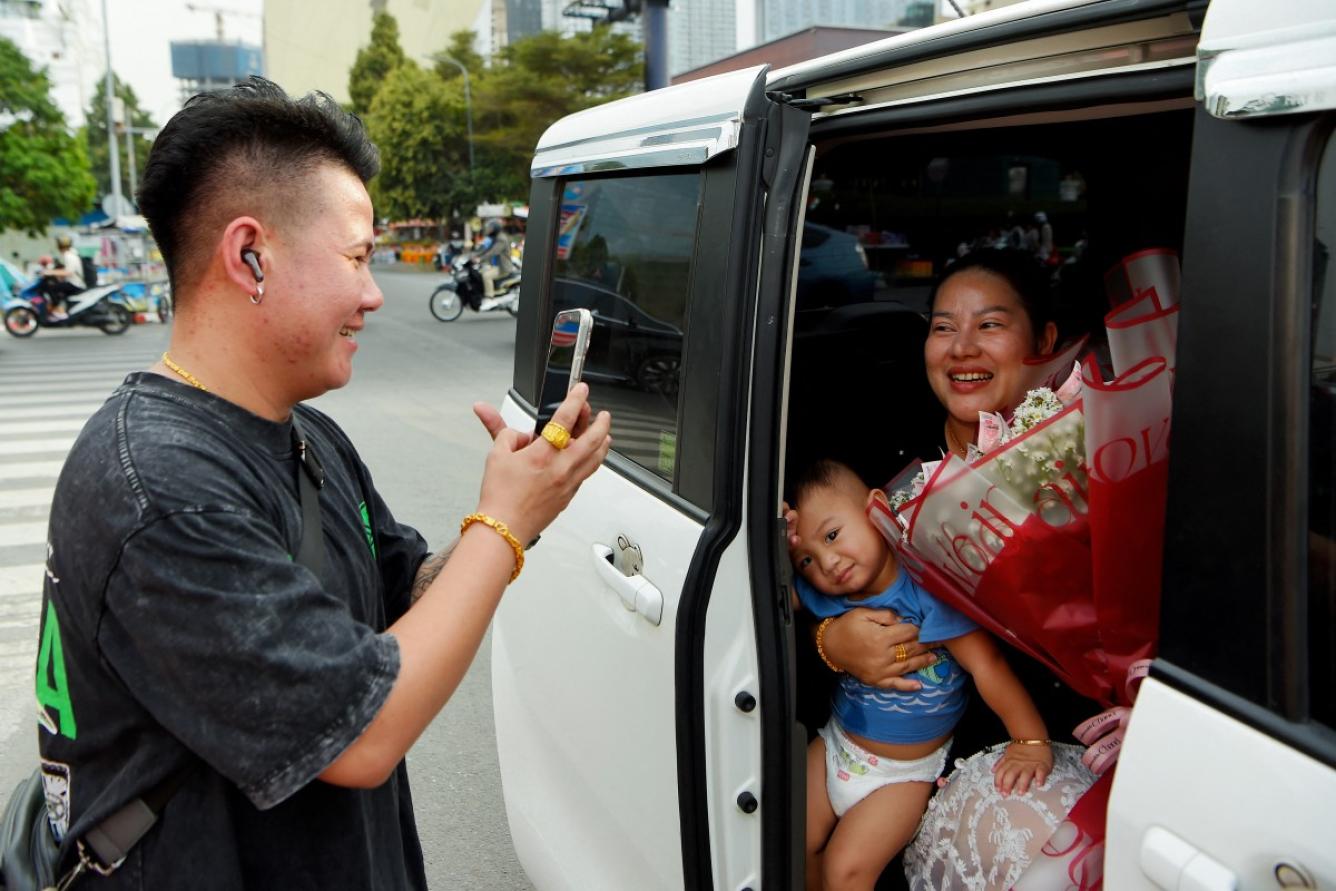 Un hombre compra flores en una calle el Día de San Valentín en Phnom Penh, el 14 de febrero de 2026. (Foto de TANG CHHIN Sothy / AFP)