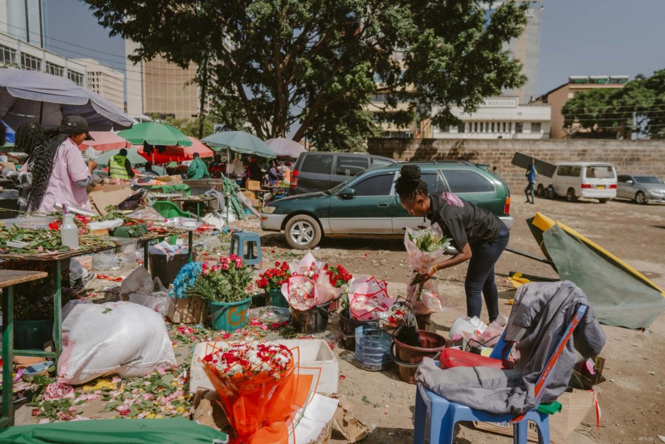 Un vendedor prepara flores y regalos de San Valentín fuera del Mercado de la Ciudad en el centro de Nairobi, el 14 de febrero de 2026. (Foto de Fredrik Lerneryd / AFP)