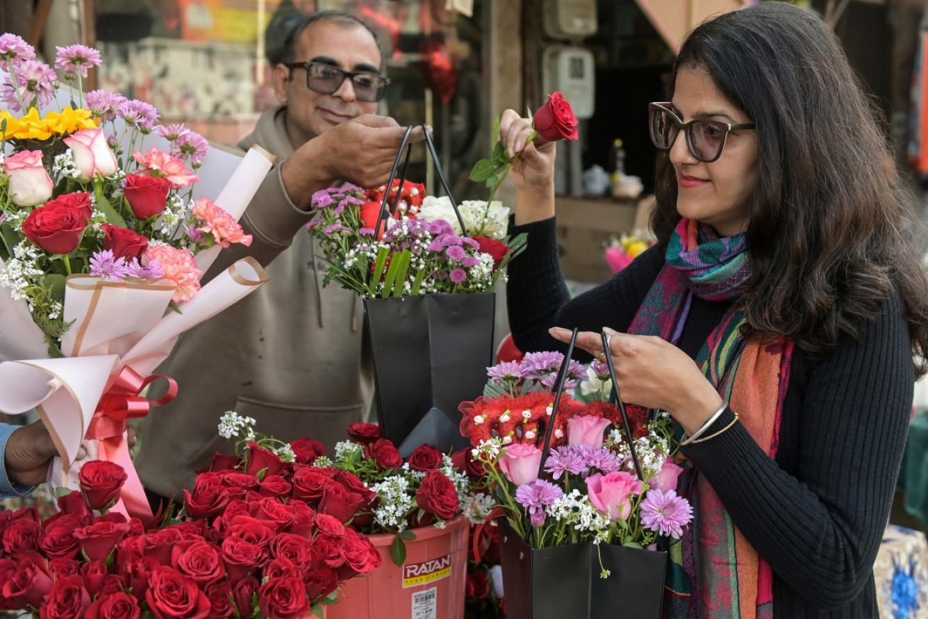 Una mujer compra rosas en una floristería a lo largo de una calle el día de San Valentín en Amritsar el 14 de febrero de 2026. (Foto de Narinder NANU / AFP)
Contenido relaci