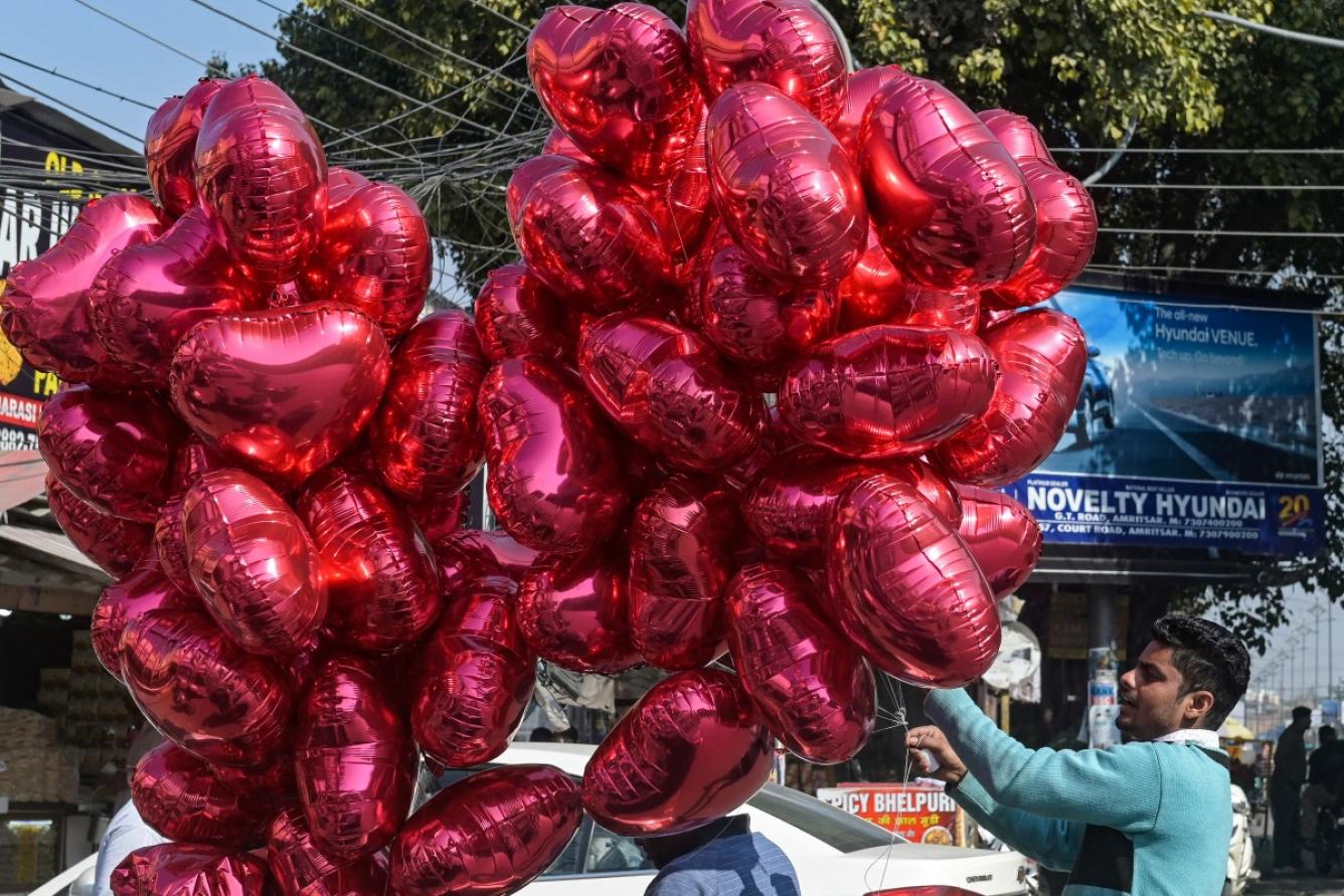 Un vendedor vende globos con forma de corazón en una calle el Día de San Valentín en Amritsar, el 14 de febrero de 2026. (Foto de Narinder NANU / AFP)