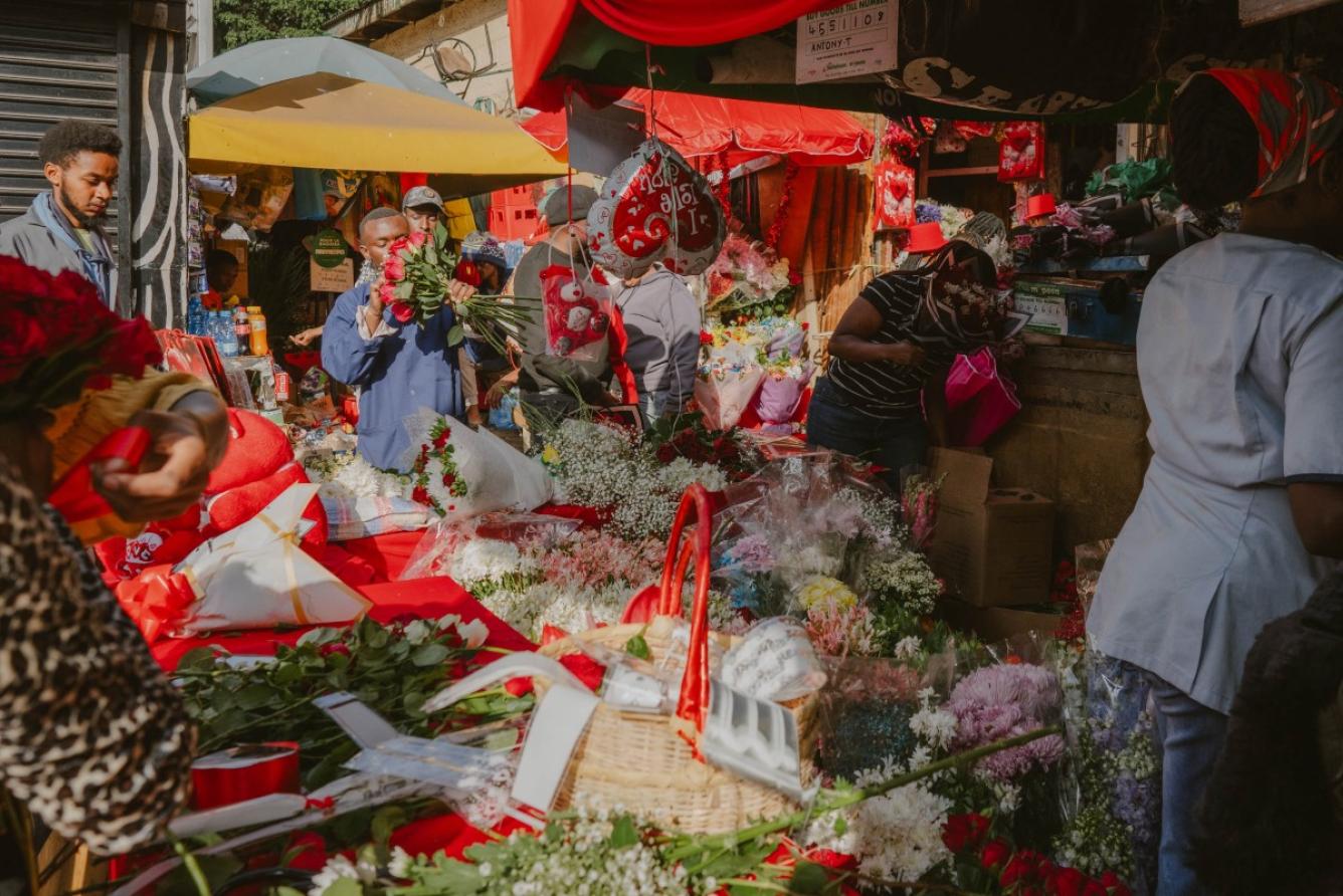 Vendedores ofrecen flores y regalos de San Valentín en el exterior del Mercado Municipal, en el centro de Nairobi, el 14 de febrero de 2026. (Foto de Fredrik Lerneryd / AFP)