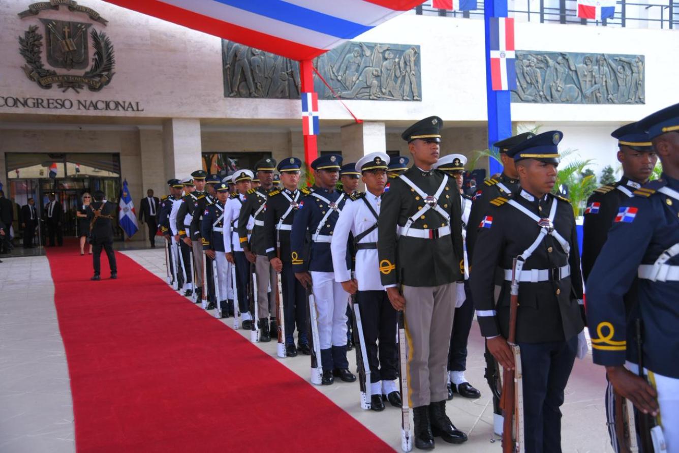 Militares en las afueras de la rendición de cuentas