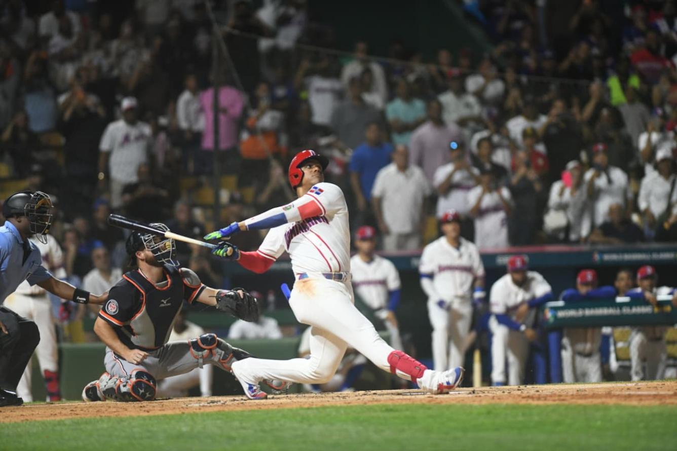 Juan Soto bateando en el juego de RD contra los tigres de Detroit, Foto por Glauco Moquete.