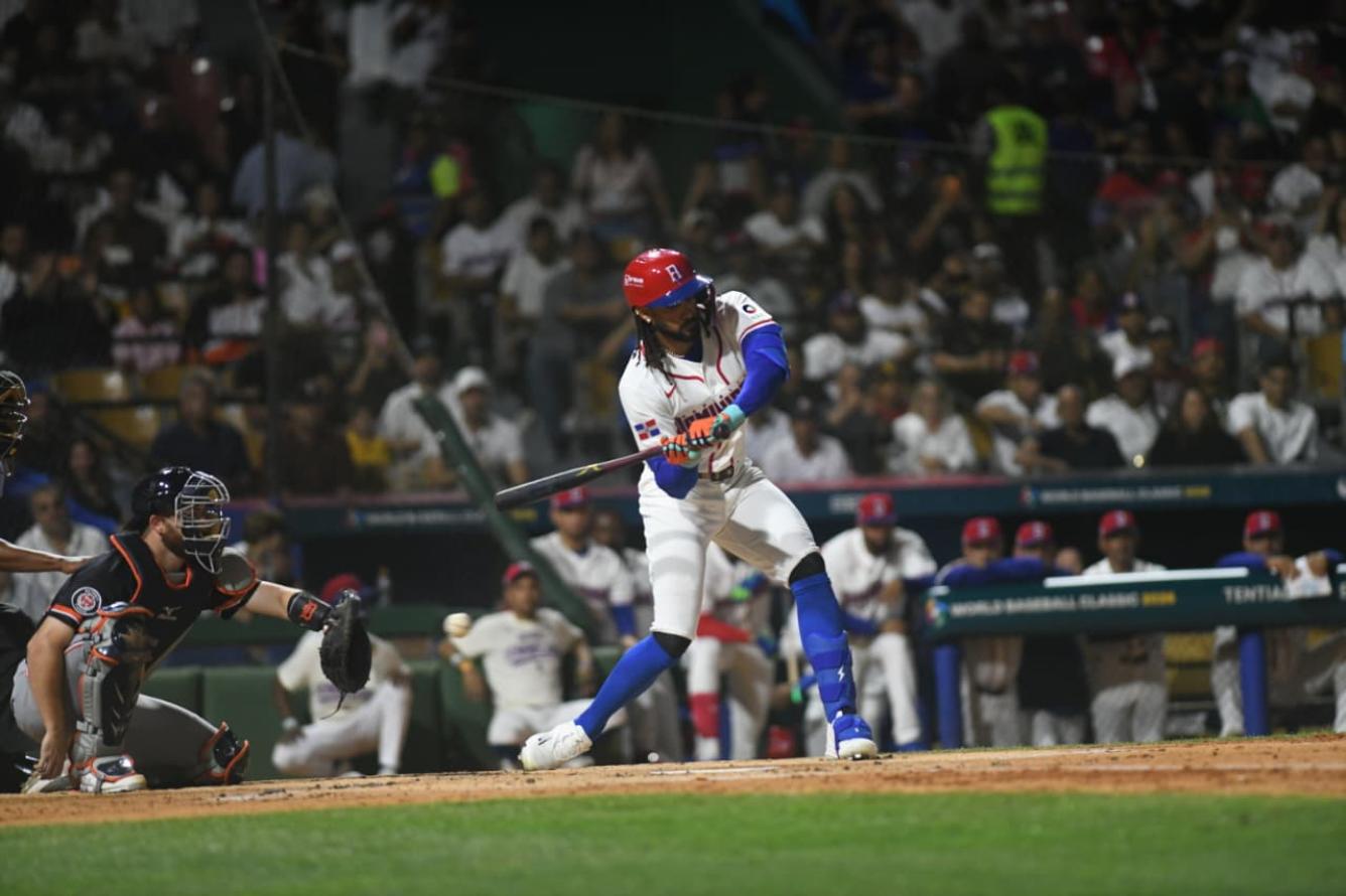 Fernando Tatis Jr de la selección dominicana bateando en su primer mundial. Fotos por Glauco Moquete.