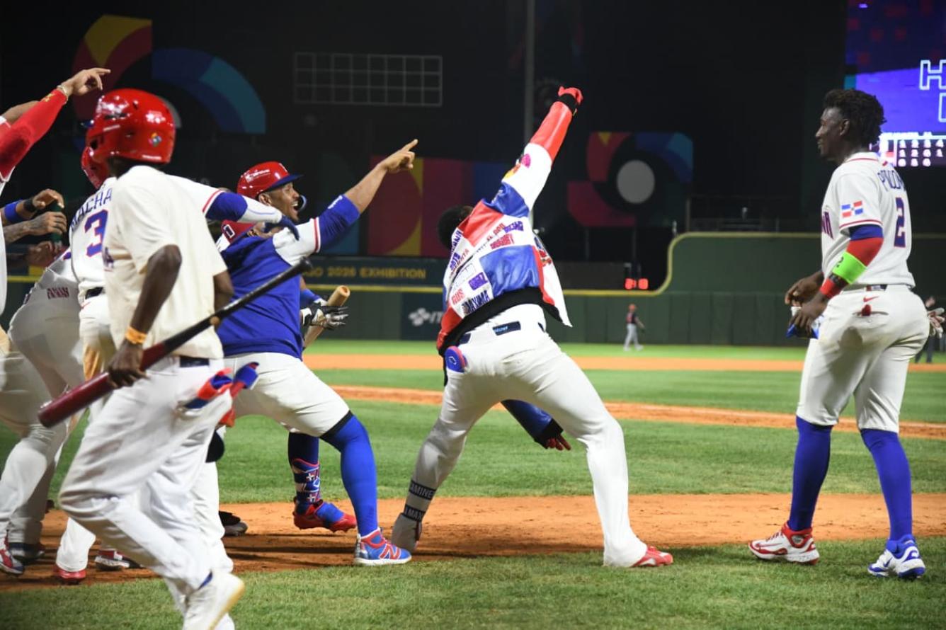 Jugadores del equipo diminicano celebran luego del jonrón de Junior Caminero. Foto por Glauco Moquete.