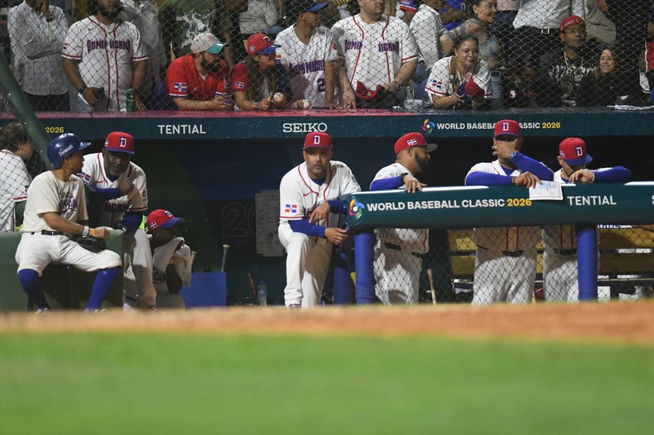 Staff de coaches de República Dominicana observa el partido.