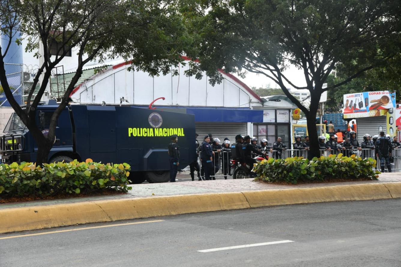 Vehículos vindados de las autoridades. Foto por Leonel Matos.