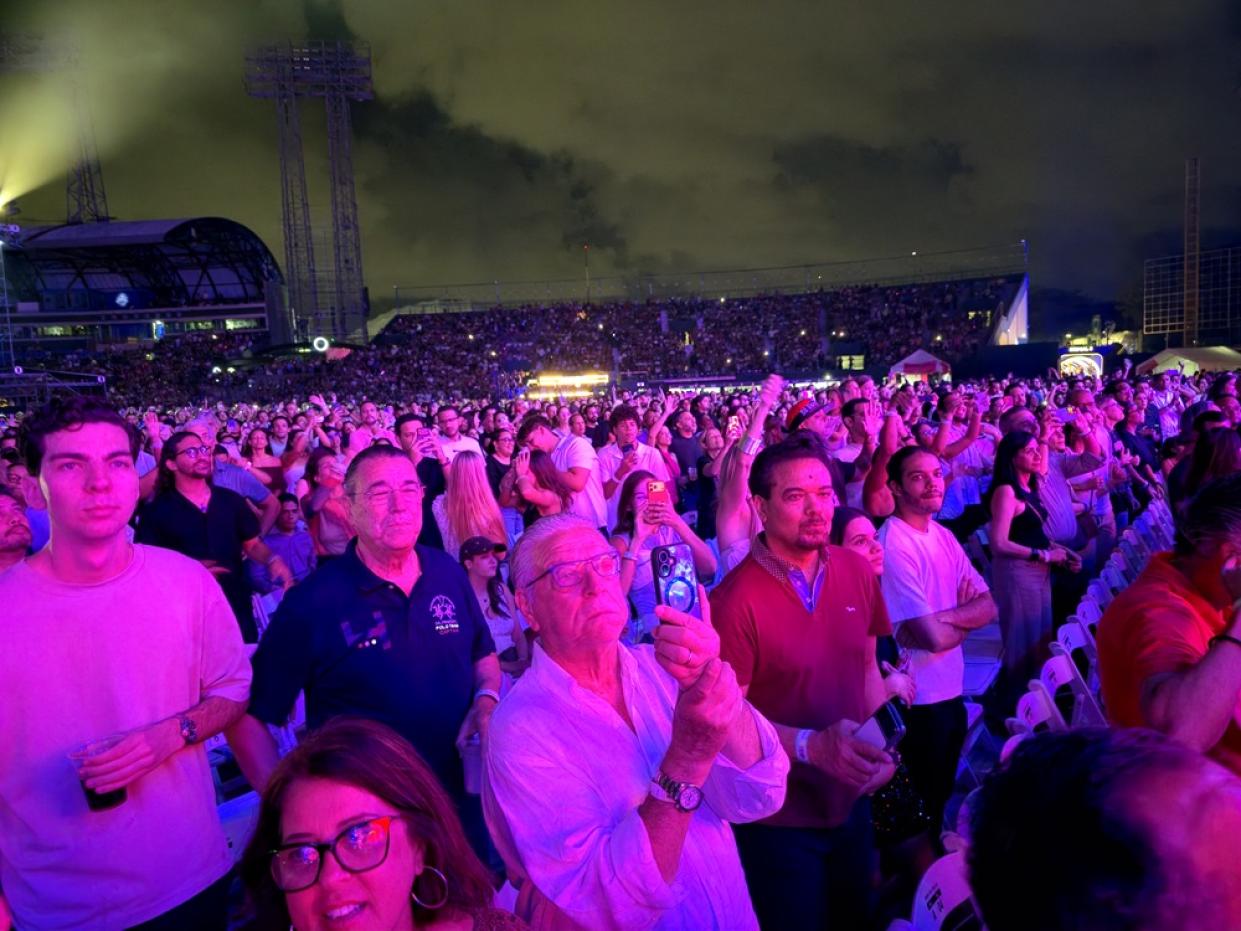 Los miles de fanáticos cantaron junto a la estrella del pop inglesa cada uno de sus temas en el Estadio Quisqueya.