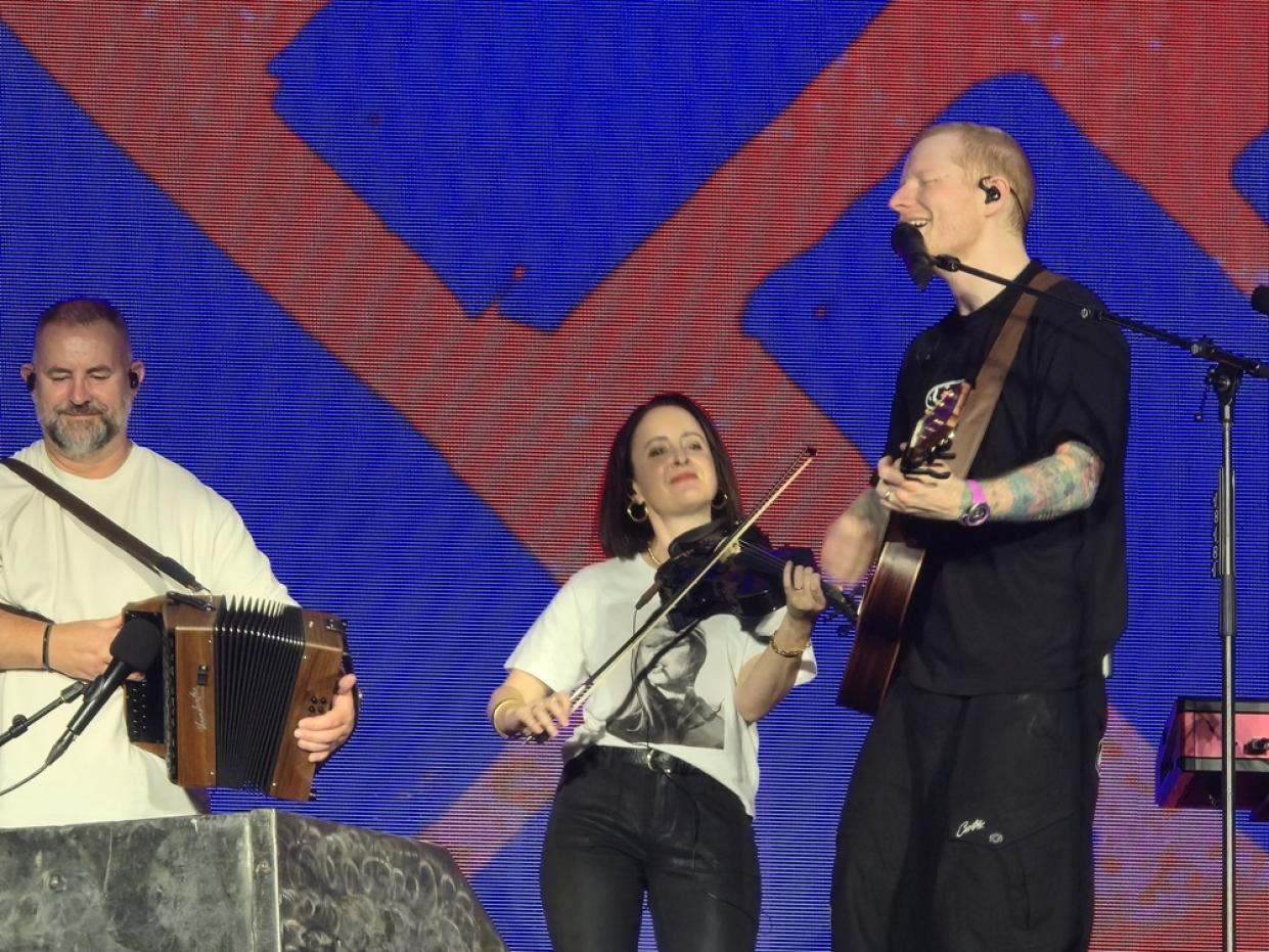 La banda irlandesa Beoga es una de las agrupaciones con las que Ed Sheeran tiene colaboraciones y durante el concierto en Santo Domingo interpretaron los temas