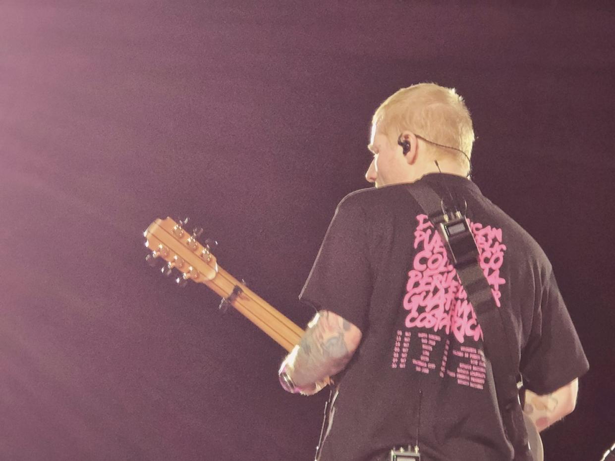 Ed Sheeran conectó con la nostalgia de sus seguidores al cantar