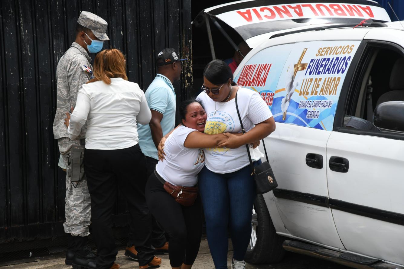 La madre cae en un llanto profundo tras ver a su hijo muerto.