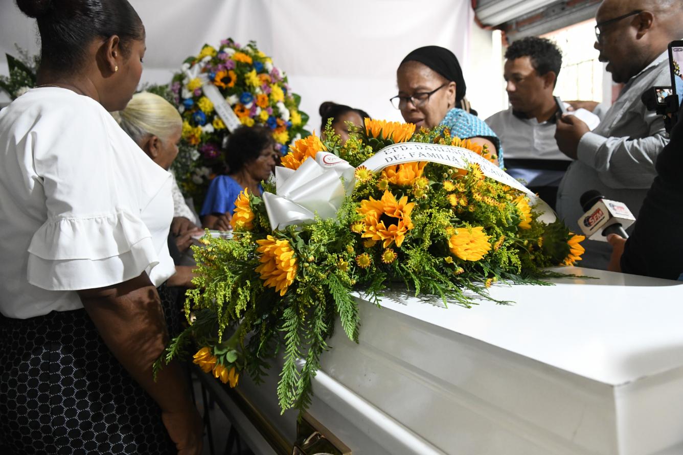 Familiares protagonizan una desgarradora despedida antes de partir hacia el cementerio.