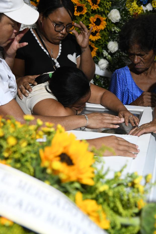Familiares protagonizan una desgarradora despedida antes de partir hacia el cementerio.