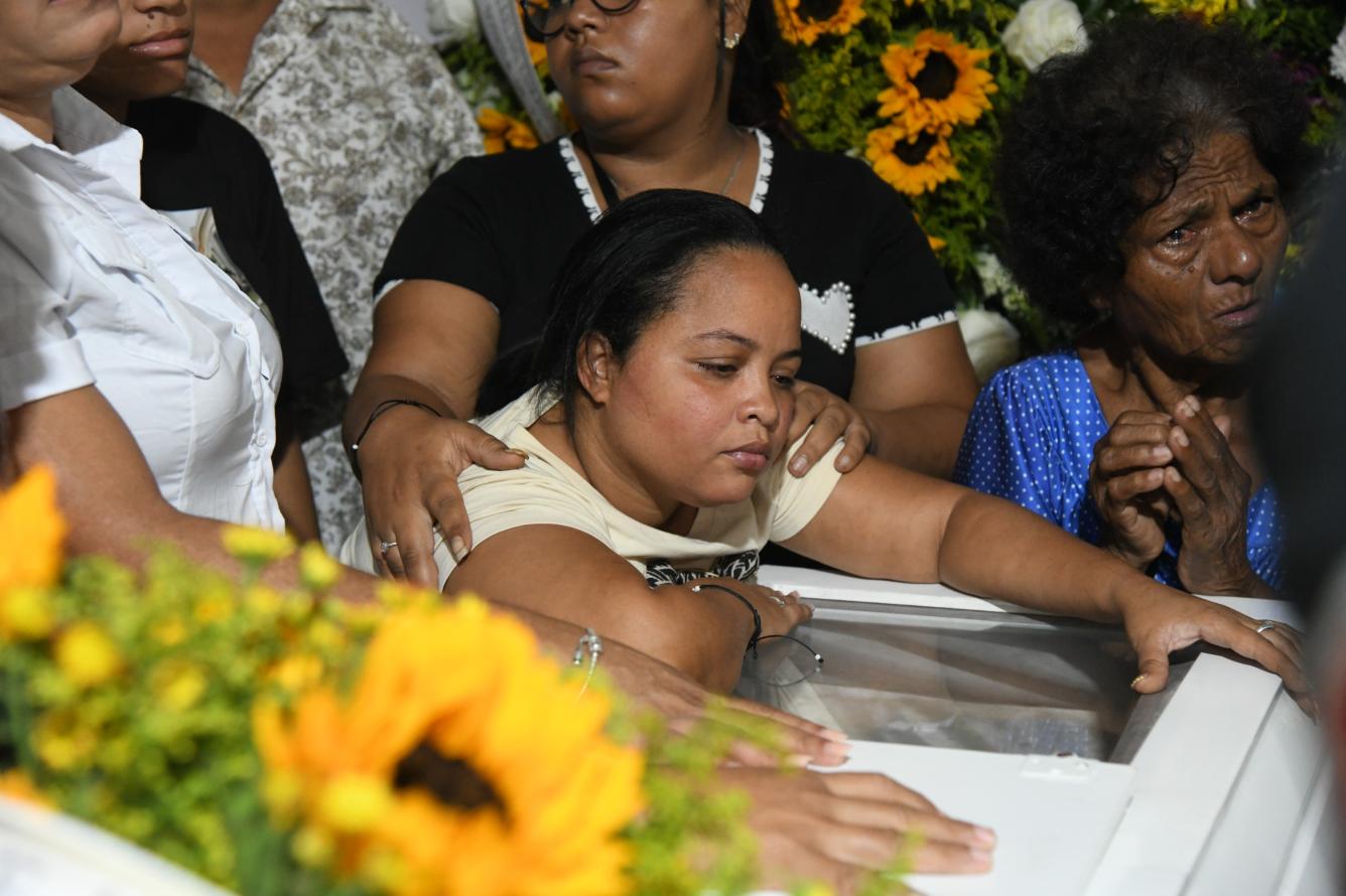 Familiares protagonizan una desgarradora despedida antes de partir hacia el cementerio.